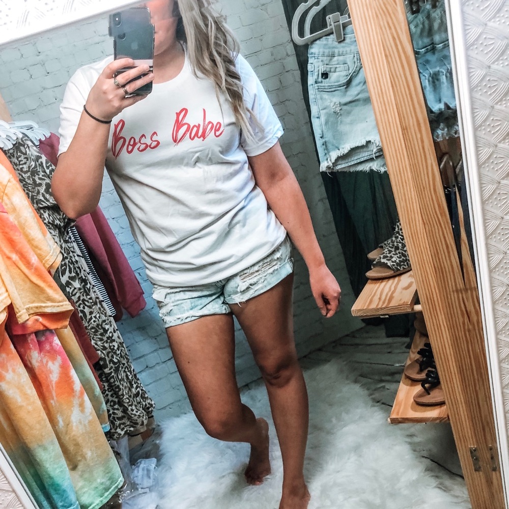 Boss Babe 💋 Tee - Picture 2 of 3